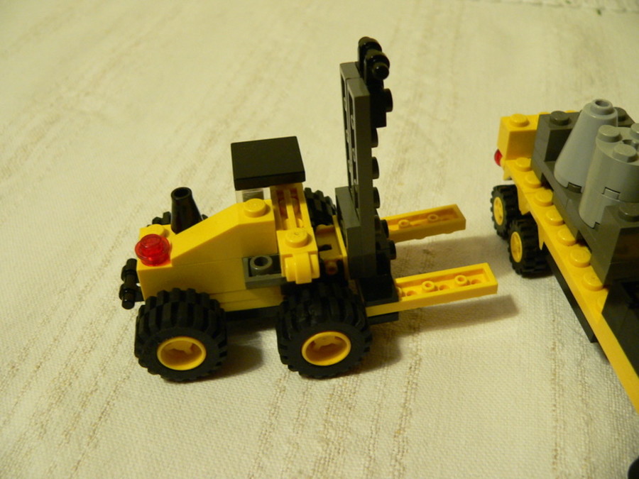 Designer Set 4096: profi csőrös vontatmányos kamion targoncával