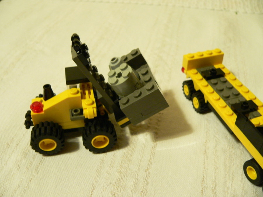 Designer Set 4096: profi csőrös vontatmányos kamion targoncával