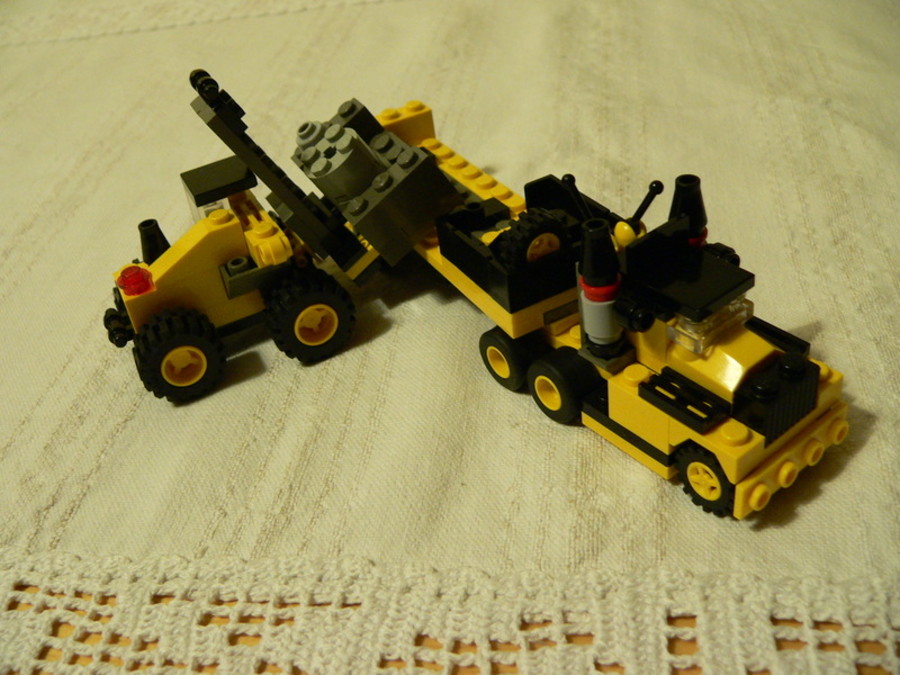 Designer Set 4096: profi csőrös vontatmányos kamion targoncával