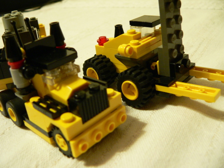 Designer Set 4096: profi csőrös vontatmányos kamion targoncával