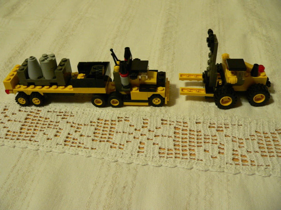 Designer Set 4096: profi csőrös vontatmányos kamion targoncával