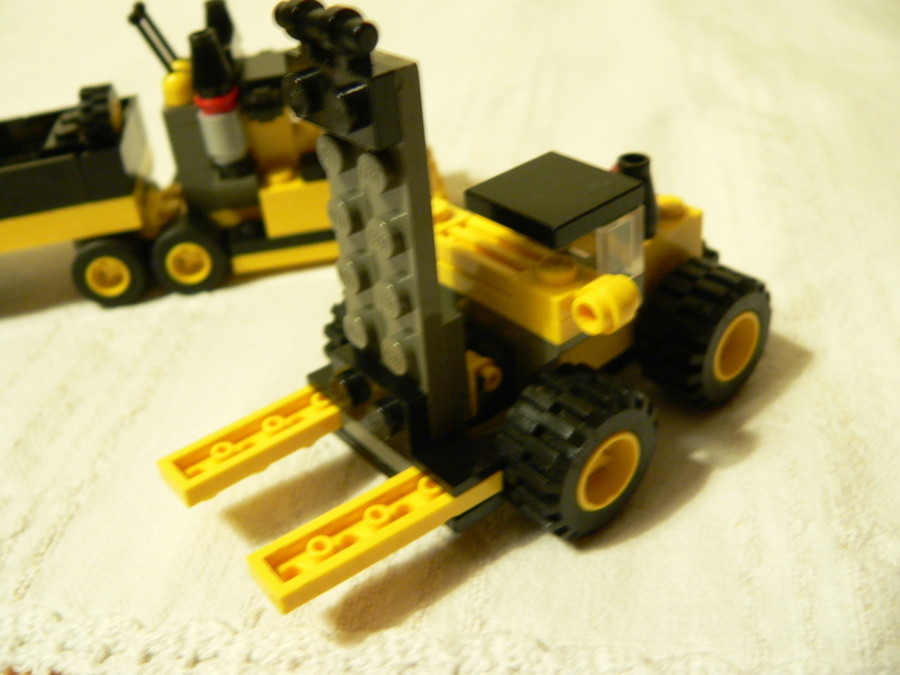 Designer Set 4096: profi csőrös vontatmányos kamion targoncával