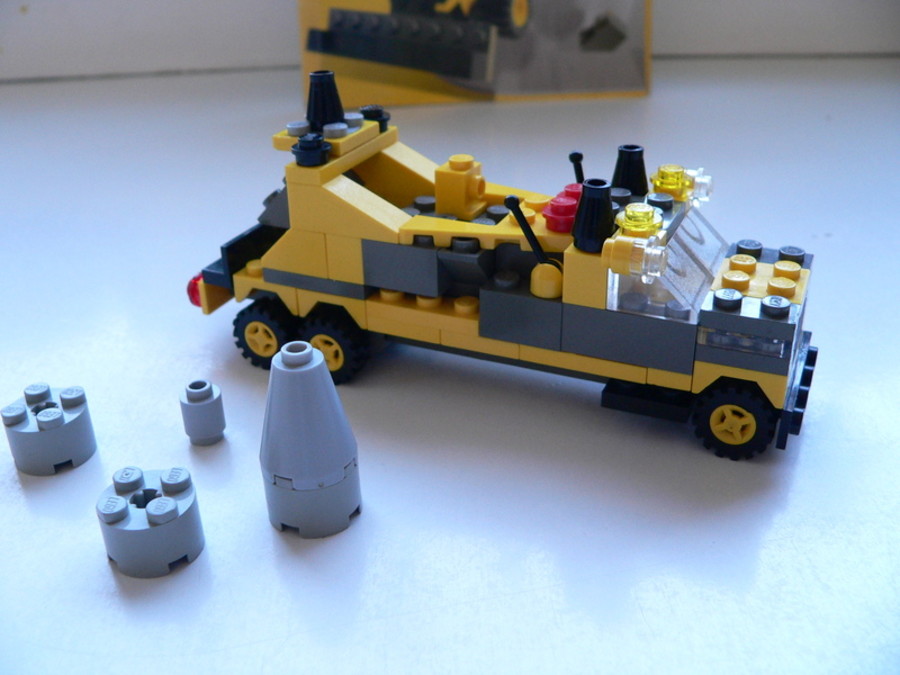 Designer Set 4096: A F1 trailer és a kukásautó találkozása