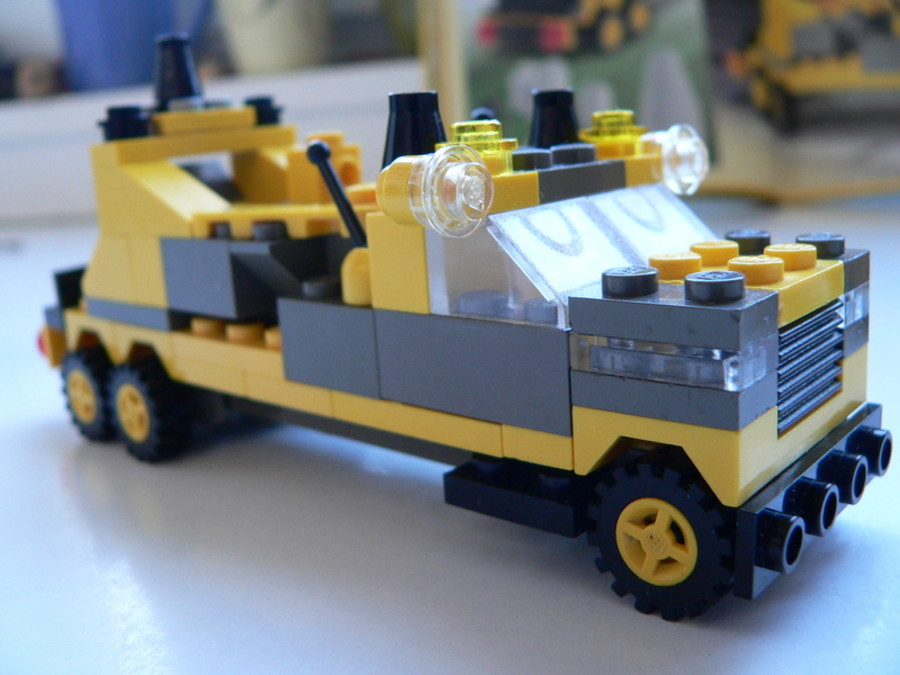 Designer Set 4096: A F1 trailer és a kukásautó találkozása