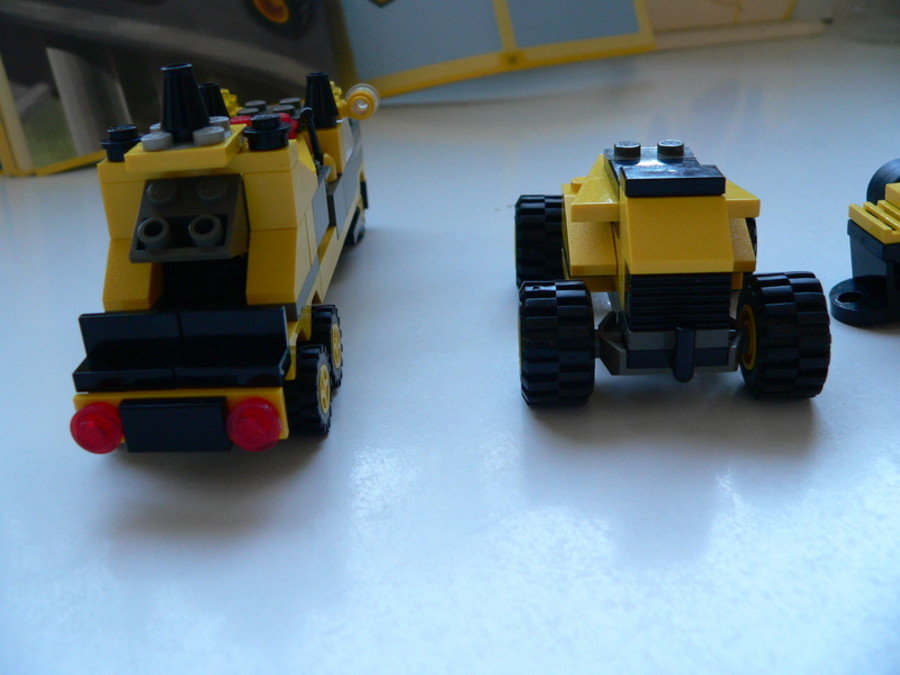 Designer Set 4096: A F1 trailer és a kukásautó találkozása