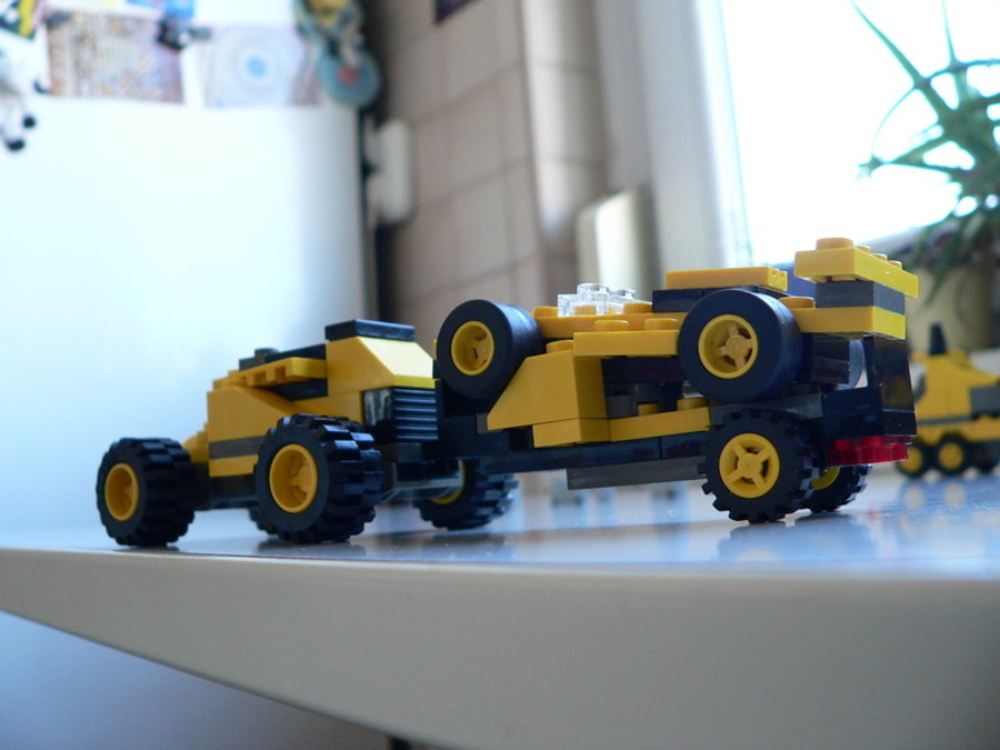 Designer Set 4096: A F1 trailer és a kukásautó találkozása