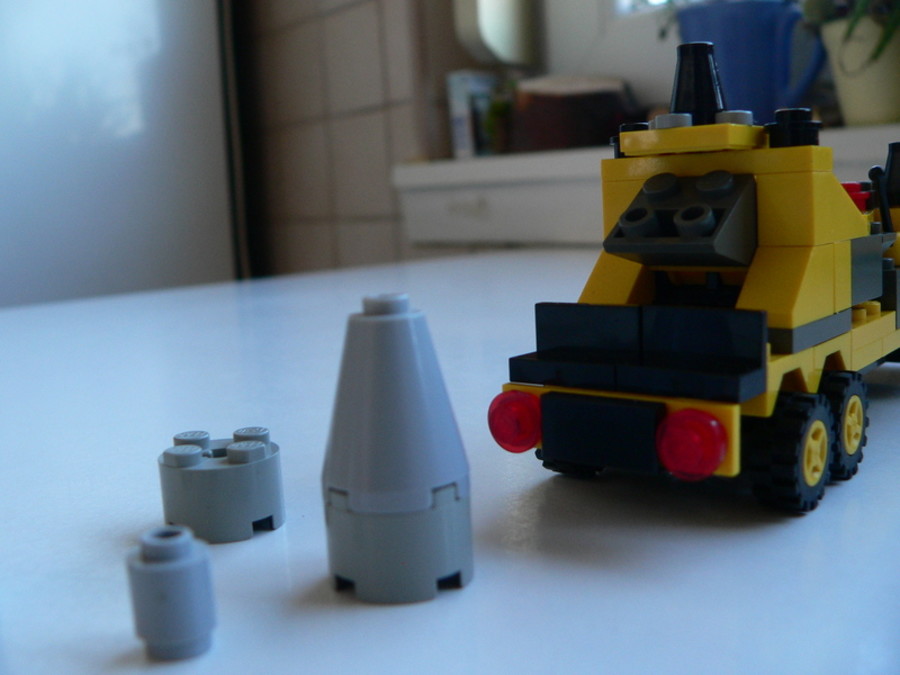 Designer Set 4096: A F1 trailer és a kukásautó találkozása