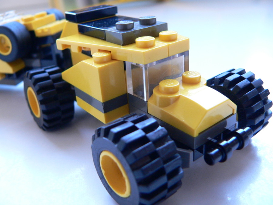 Designer Set 4096: A F1 trailer és a kukásautó találkozása