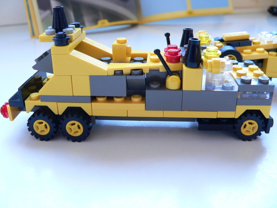 Designer Set 4096: A F1 trailer és a kukásautó találkozása