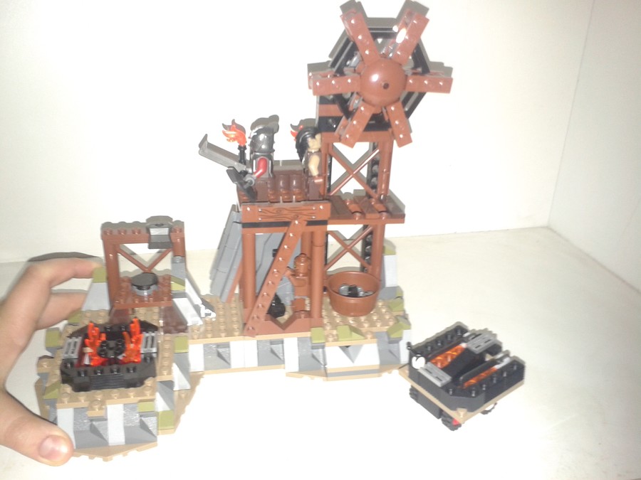 LEGO ® Lords  Of Rings (A Gyűrűk Ura) : Az ork kovácsműhely