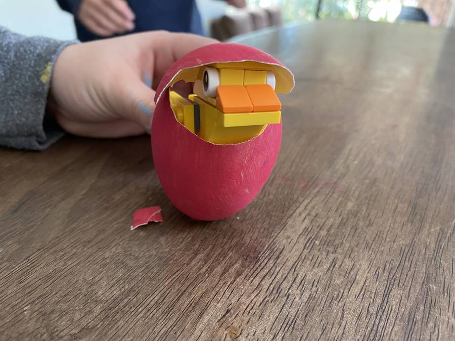  A törött piros tojás