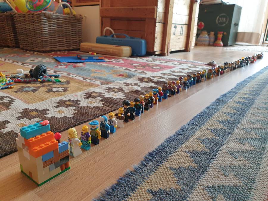 fagyiért állnak sorban a majálison az emberek