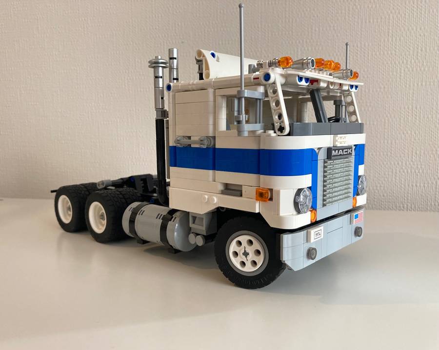Mack Cruiseliner