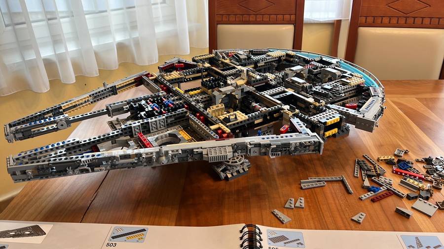 Star Wars Millennium Falcon és birodalmi lépegető