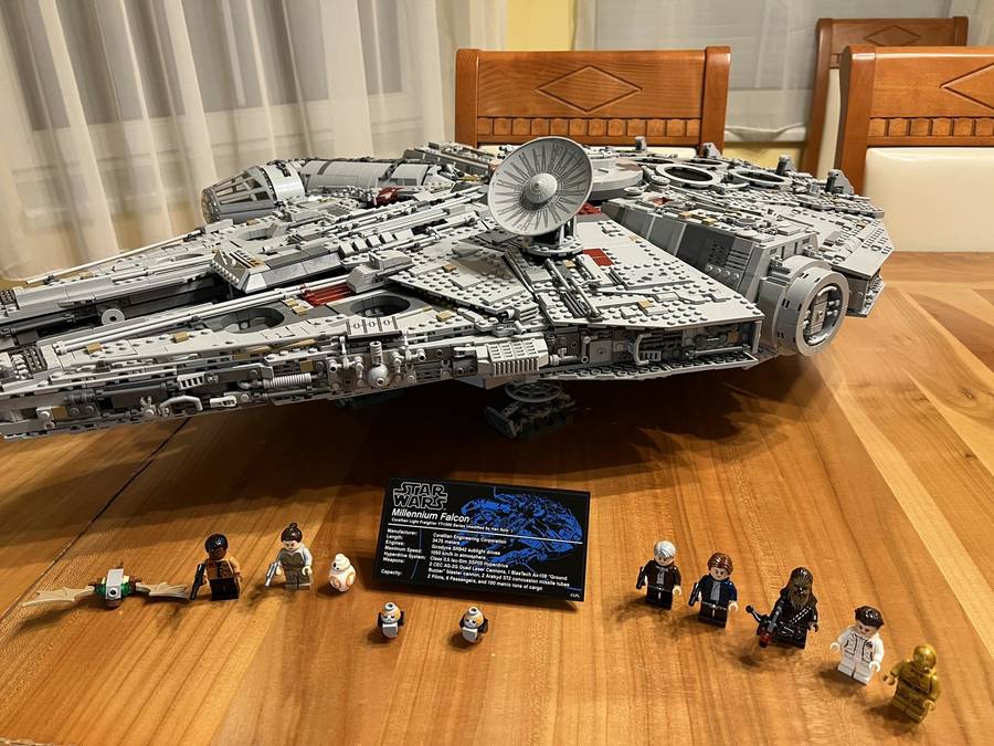 Star Wars Millennium Falcon és birodalmi lépegető