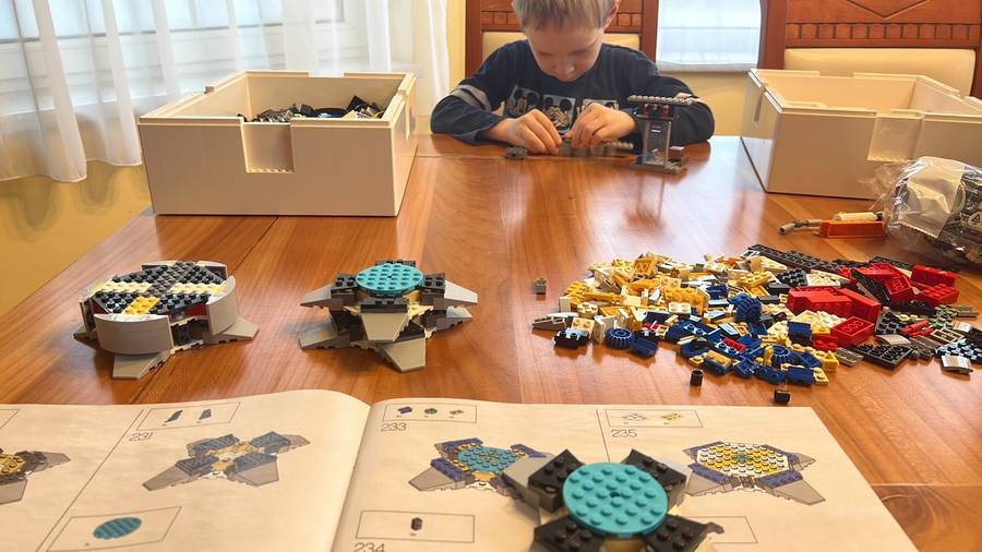 Star Wars Millennium Falcon és birodalmi lépegető