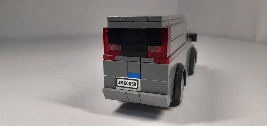 Ford Transit és Crown Vic.