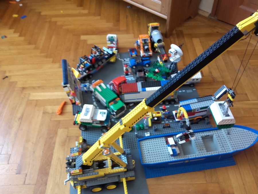 Mozgalmas élet Lego City kikötőjében