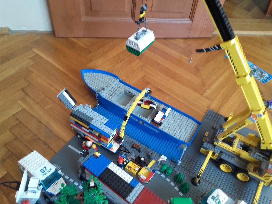 Mozgalmas élet Lego City kikötőjében
