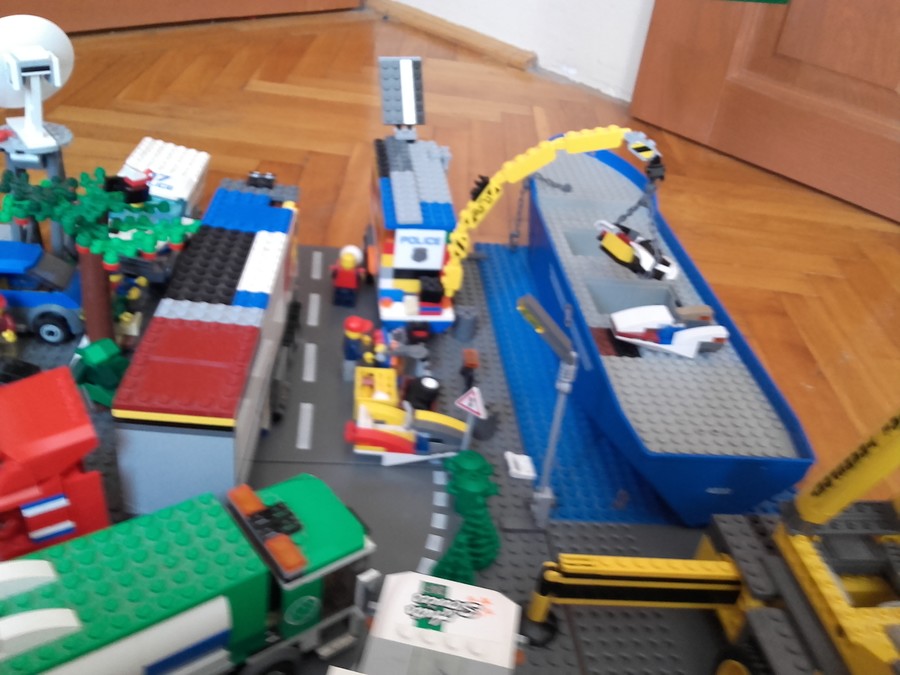 Mozgalmas élet Lego City kikötőjében
