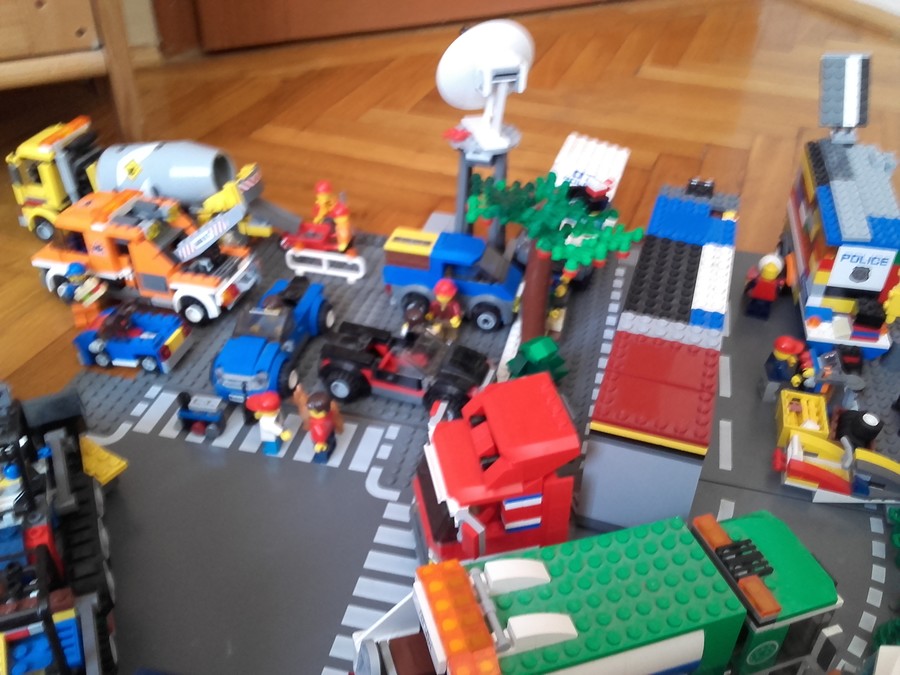 Mozgalmas élet Lego City kikötőjében