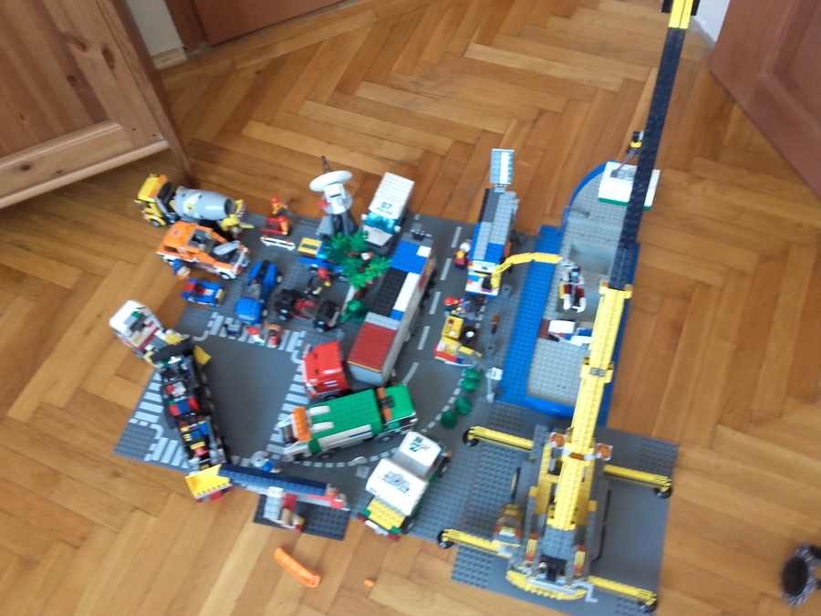 Mozgalmas élet Lego City kikötőjében