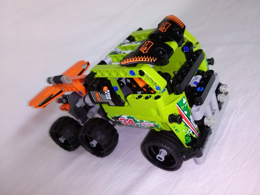 LEGO Versenykamion