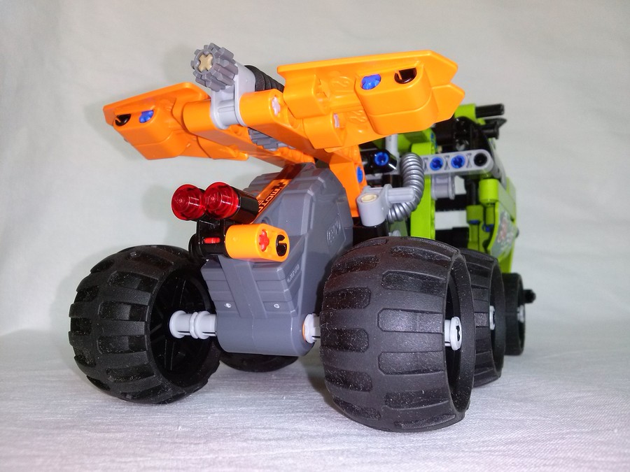 LEGO Versenykamion