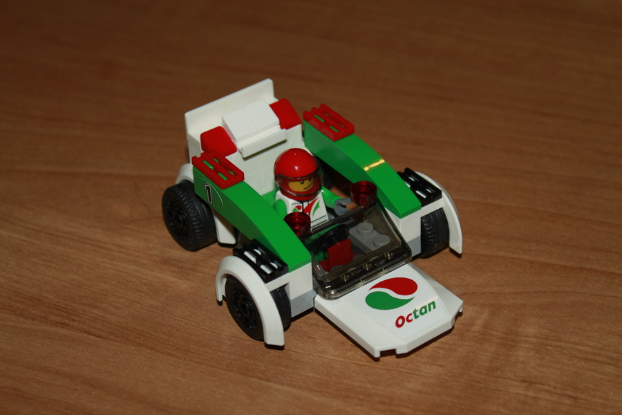 Lego versenyautó többféle kivitelben 60053