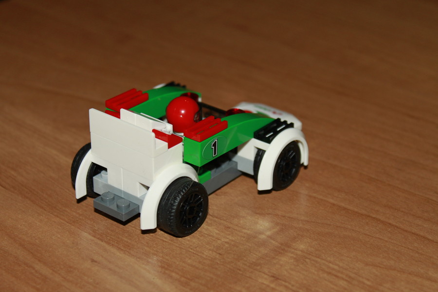 Lego versenyautó többféle kivitelben 60053