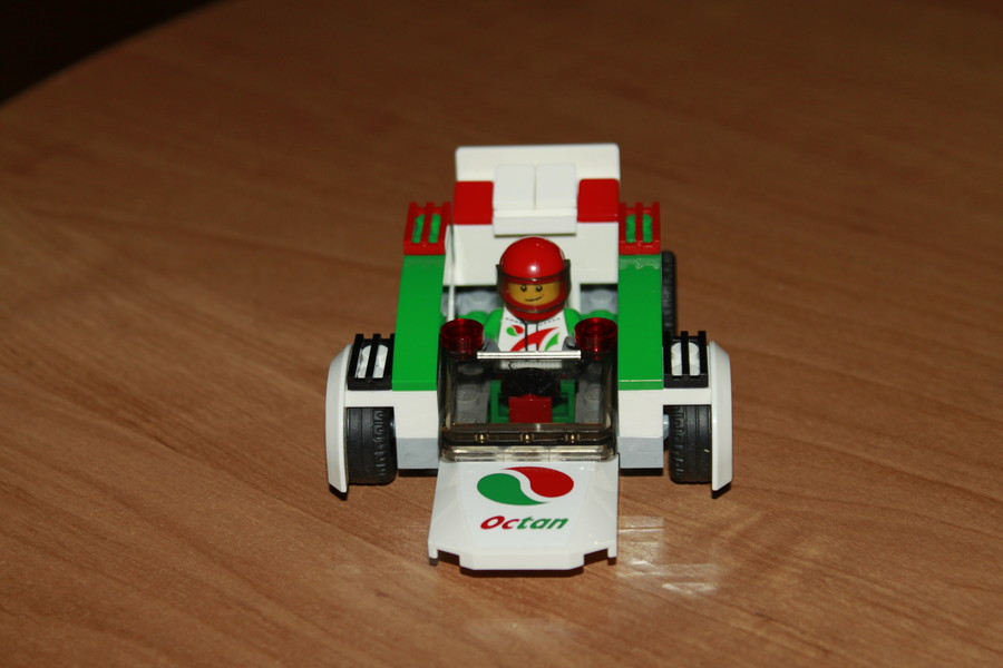 Lego versenyautó többféle kivitelben 60053