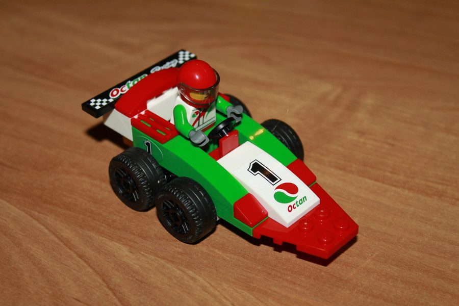 Lego versenyautó többféle kivitelben 60053