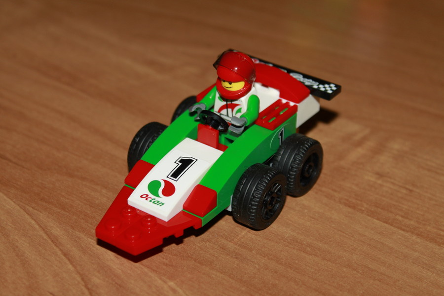 Lego versenyautó többféle kivitelben 60053