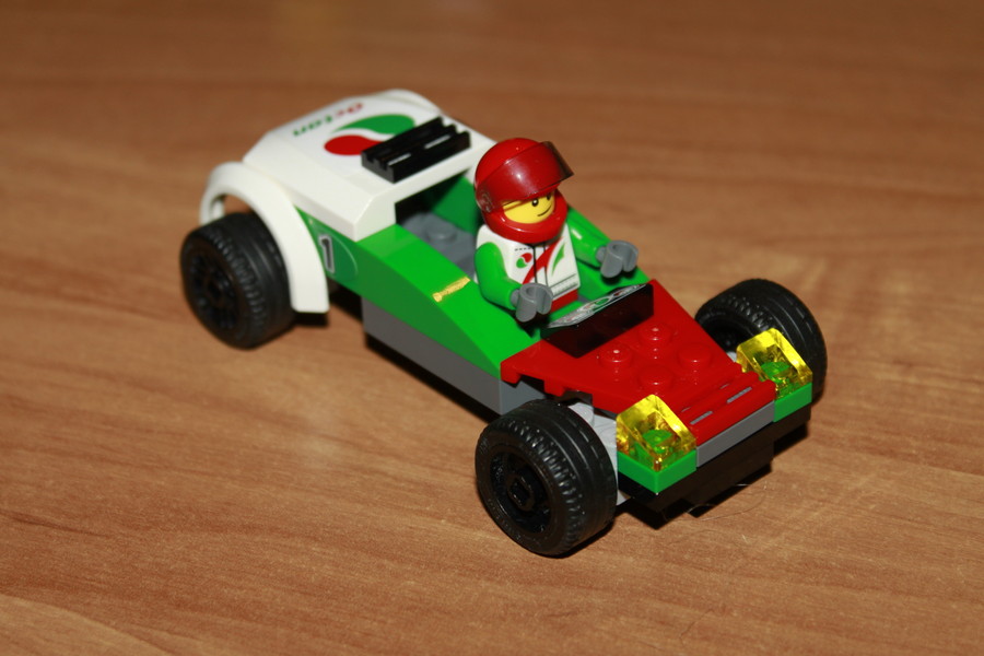 Lego versenyautó többféle kivitelben 60053