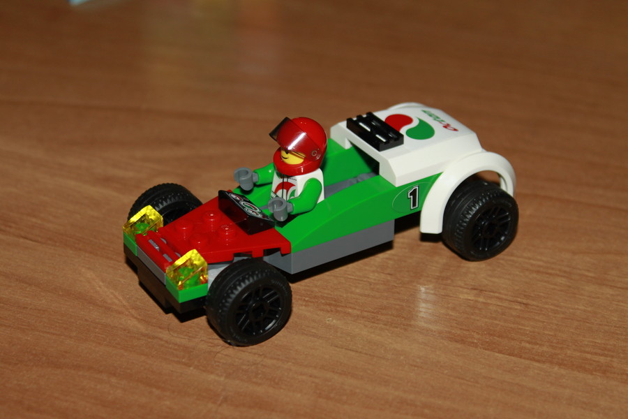 Lego versenyautó többféle kivitelben 60053
