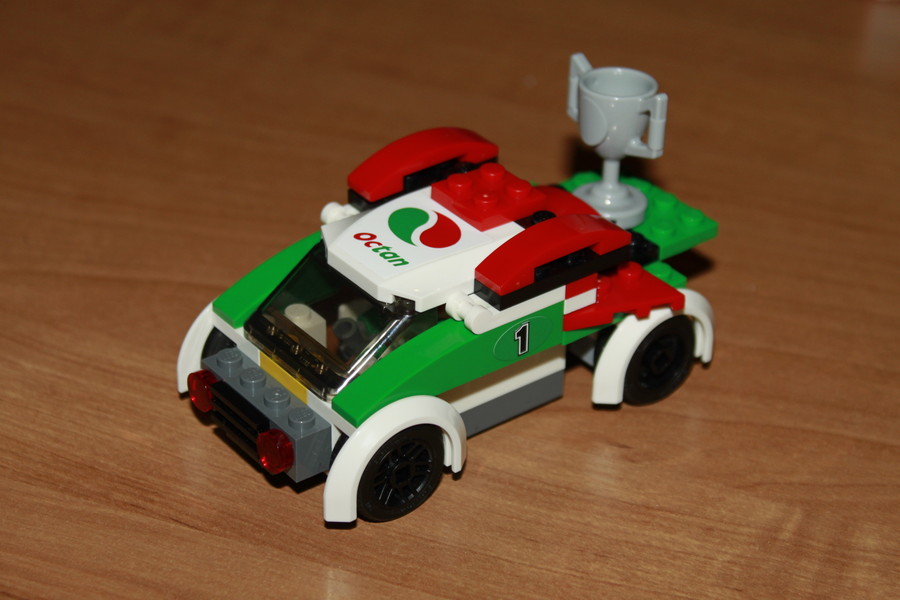 Lego versenyautó többféle kivitelben 60053
