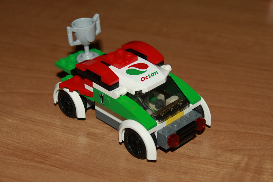 Lego versenyautó többféle kivitelben 60053