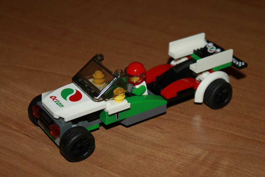 Lego versenyautó többféle kivitelben 60053