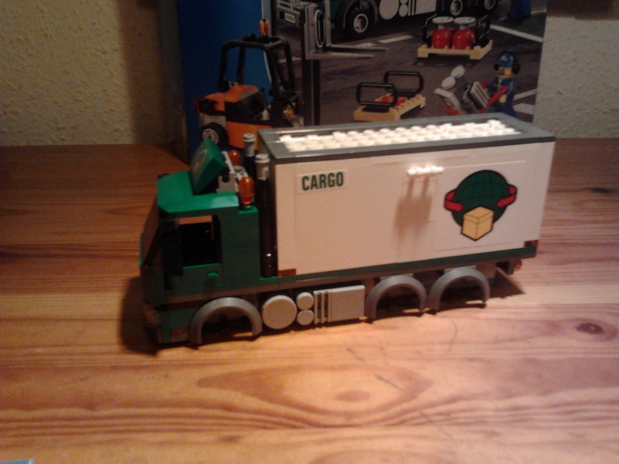 Cargo-s teherautó és targonca