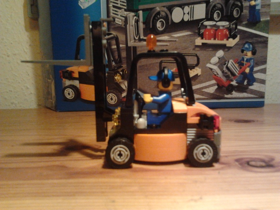 Cargo-s teherautó és targonca