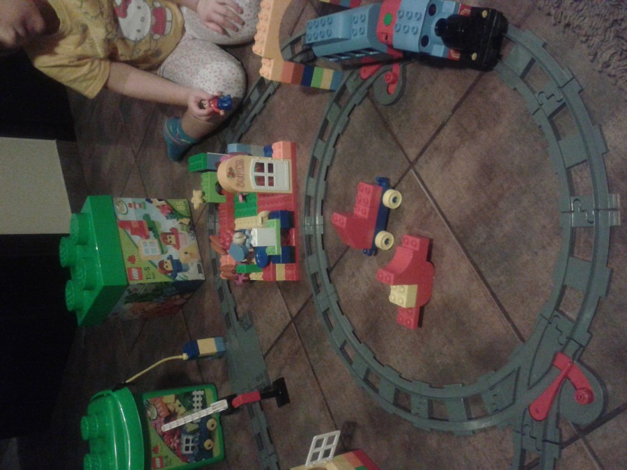 DUPLO VONAT és városa, ahogy alányok építették