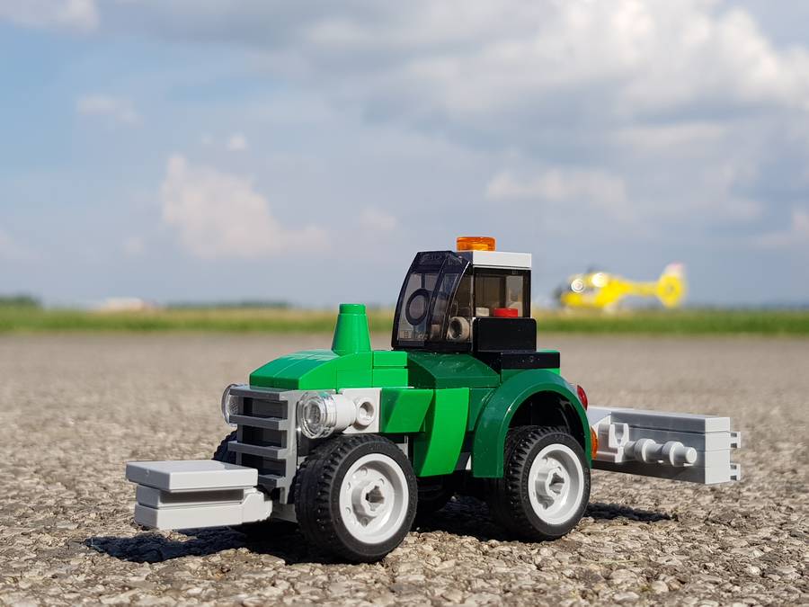 Fűnyíró traktor