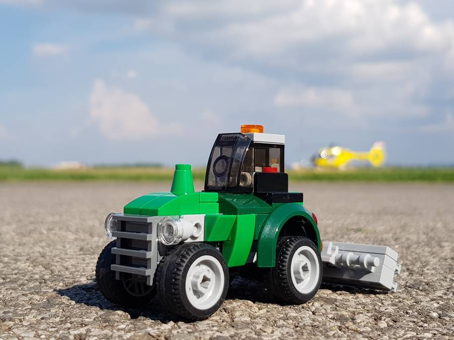 Fűnyíró traktor