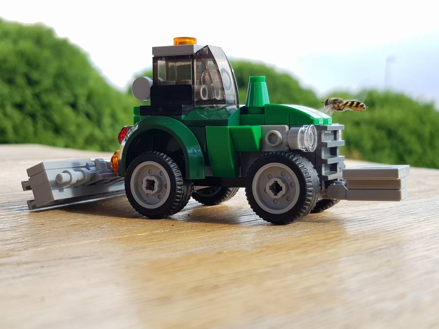 Fűnyíró traktor