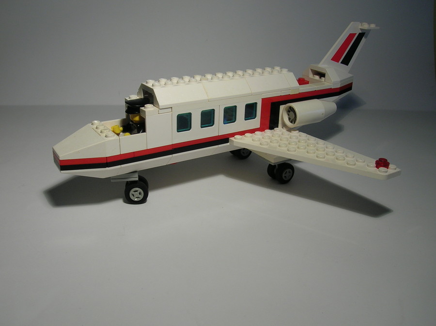 6368-Jet airliner