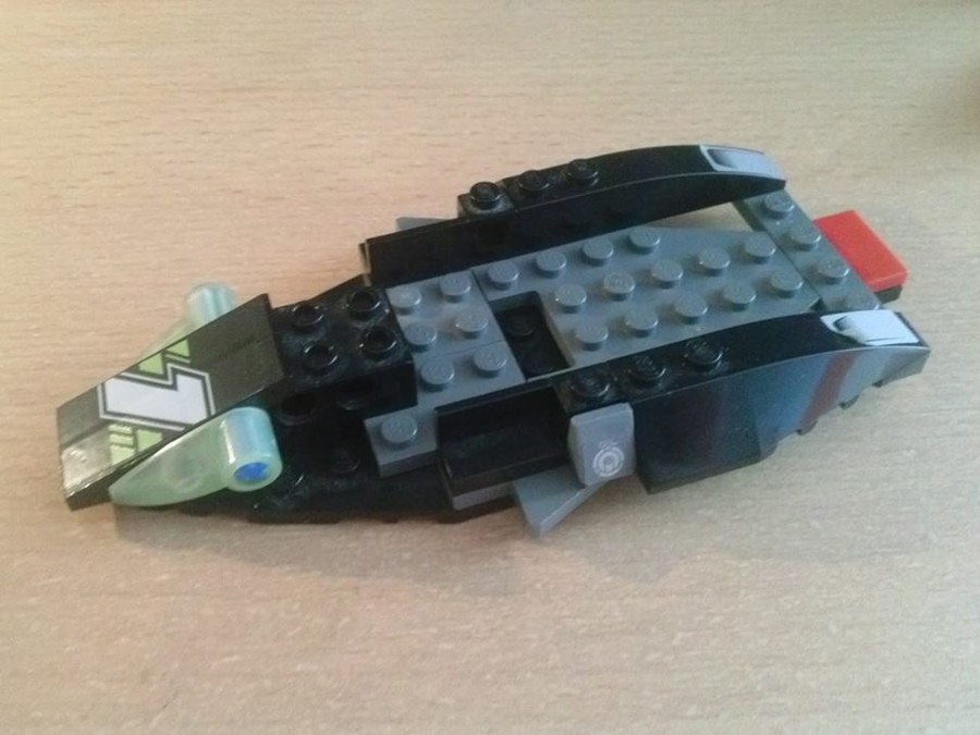 8647