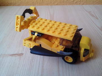 Fullánkos autó KBM 