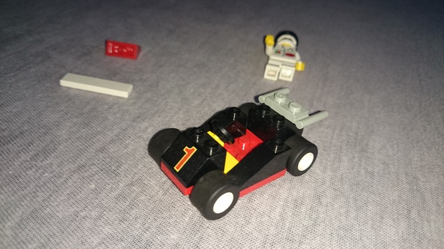Versenyautó minikészletek.