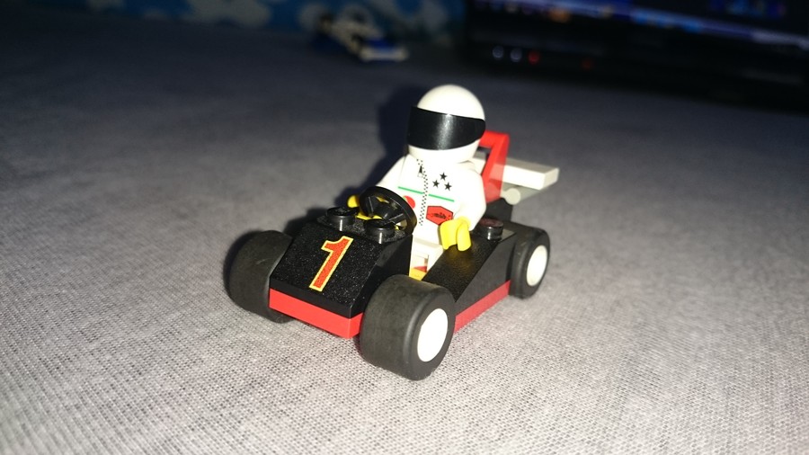Versenyautó minikészletek.
