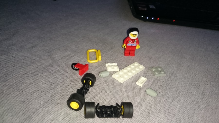 Versenyautó minikészletek.